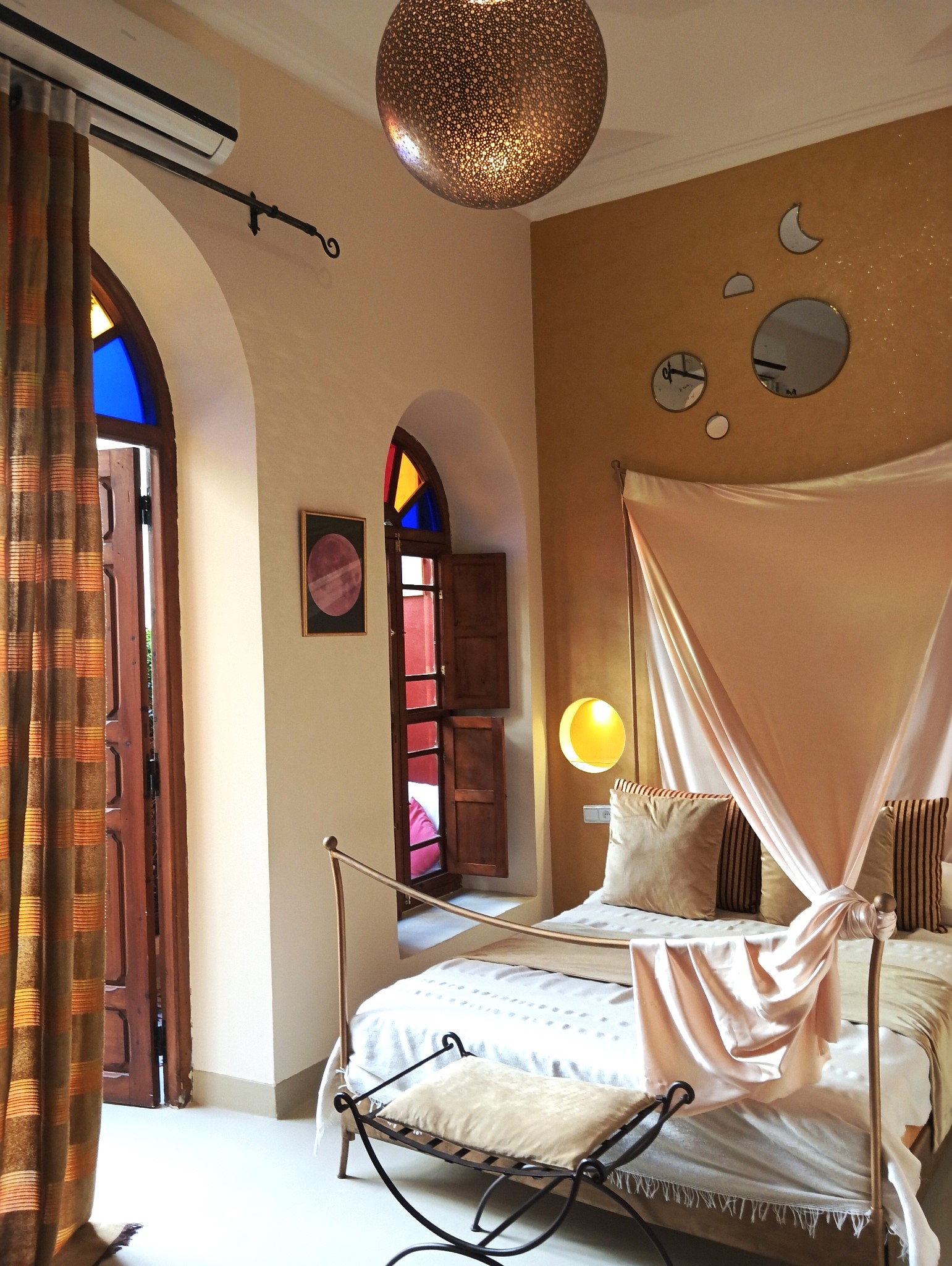 Moon Room bed Dar Taliwint