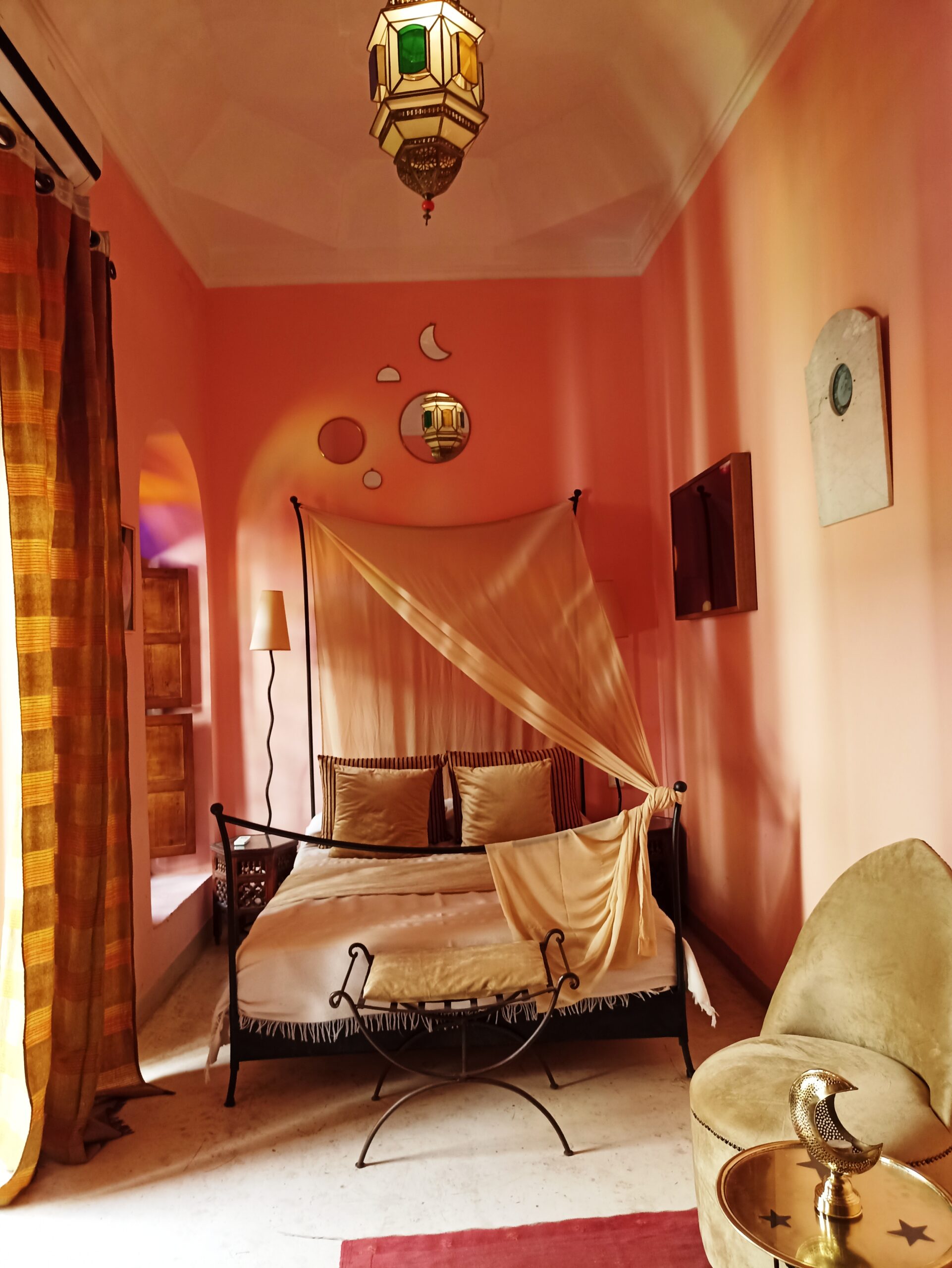 https://www.dartaliwint.com/wp-content/uploads/2023/03/chambre-lune-riad-dar-taliwint-marrakech-hauteur.jpg