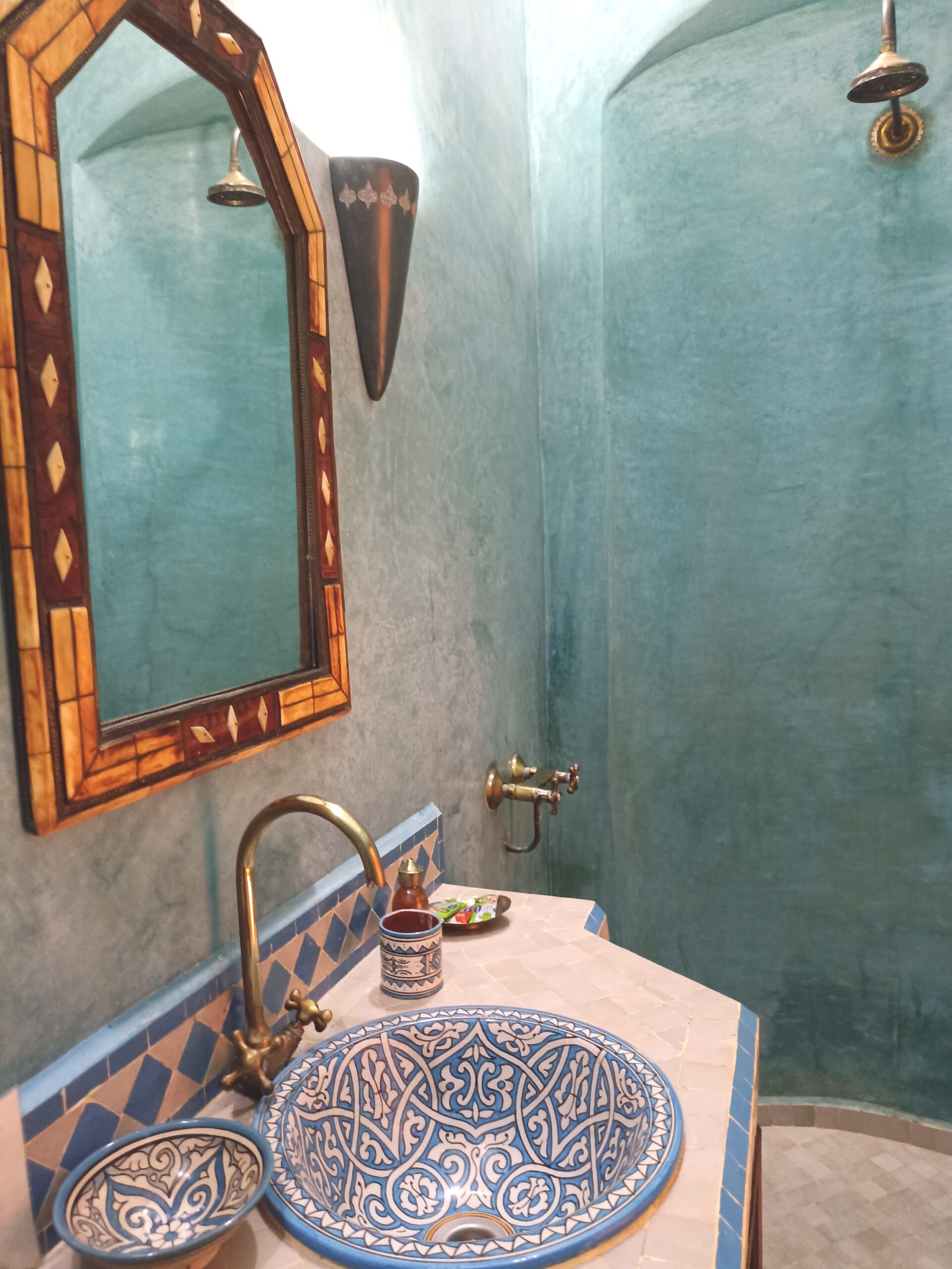 https://www.dartaliwint.com/wp-content/uploads/2023/03/chambre-lune-riad-dar-taliwint-marrakech-salle-de-bains-tadelakt-bleu.jpg