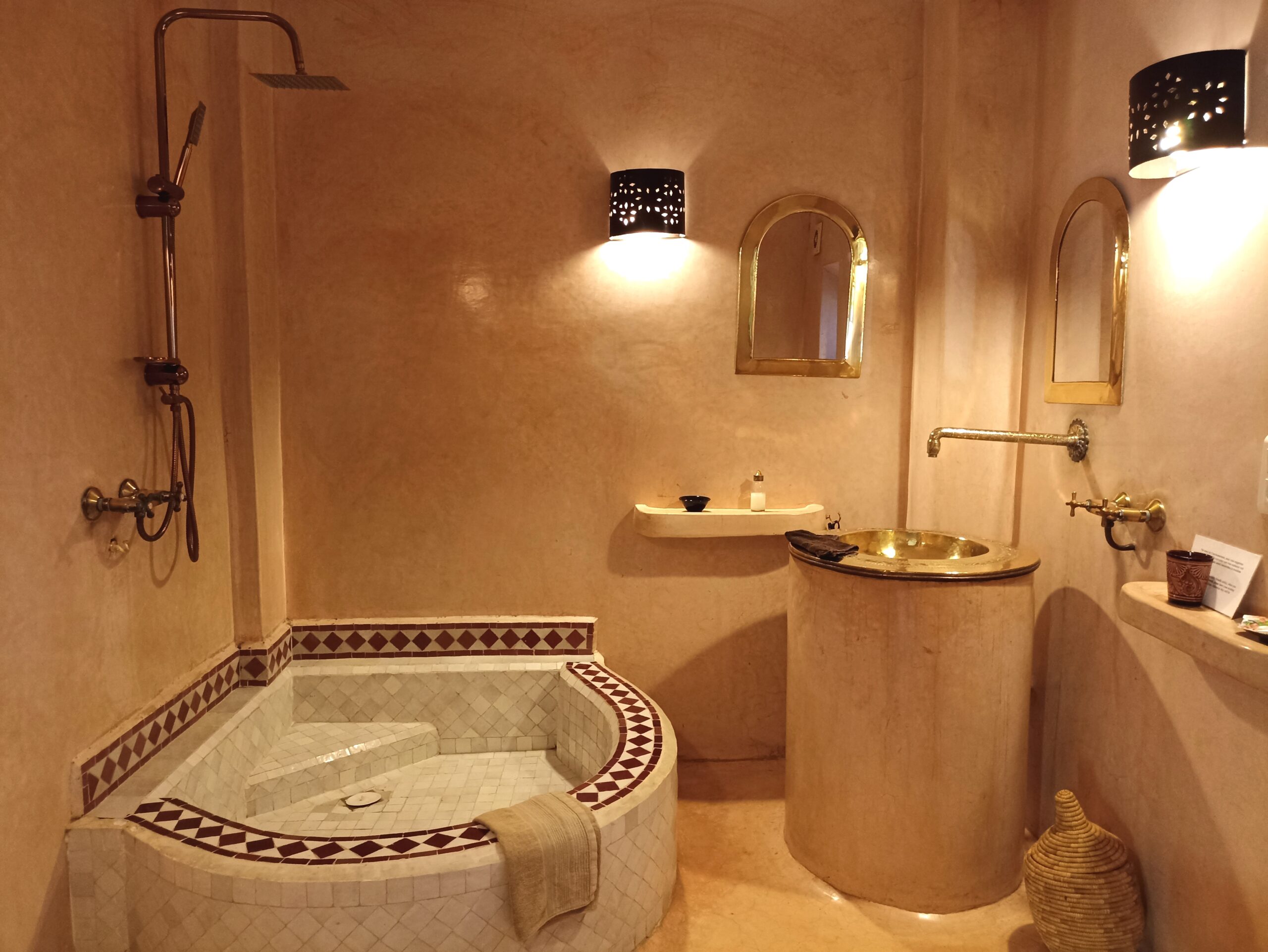 chambre pacha riad dar taliwint marrakech salle de bains tadelakt