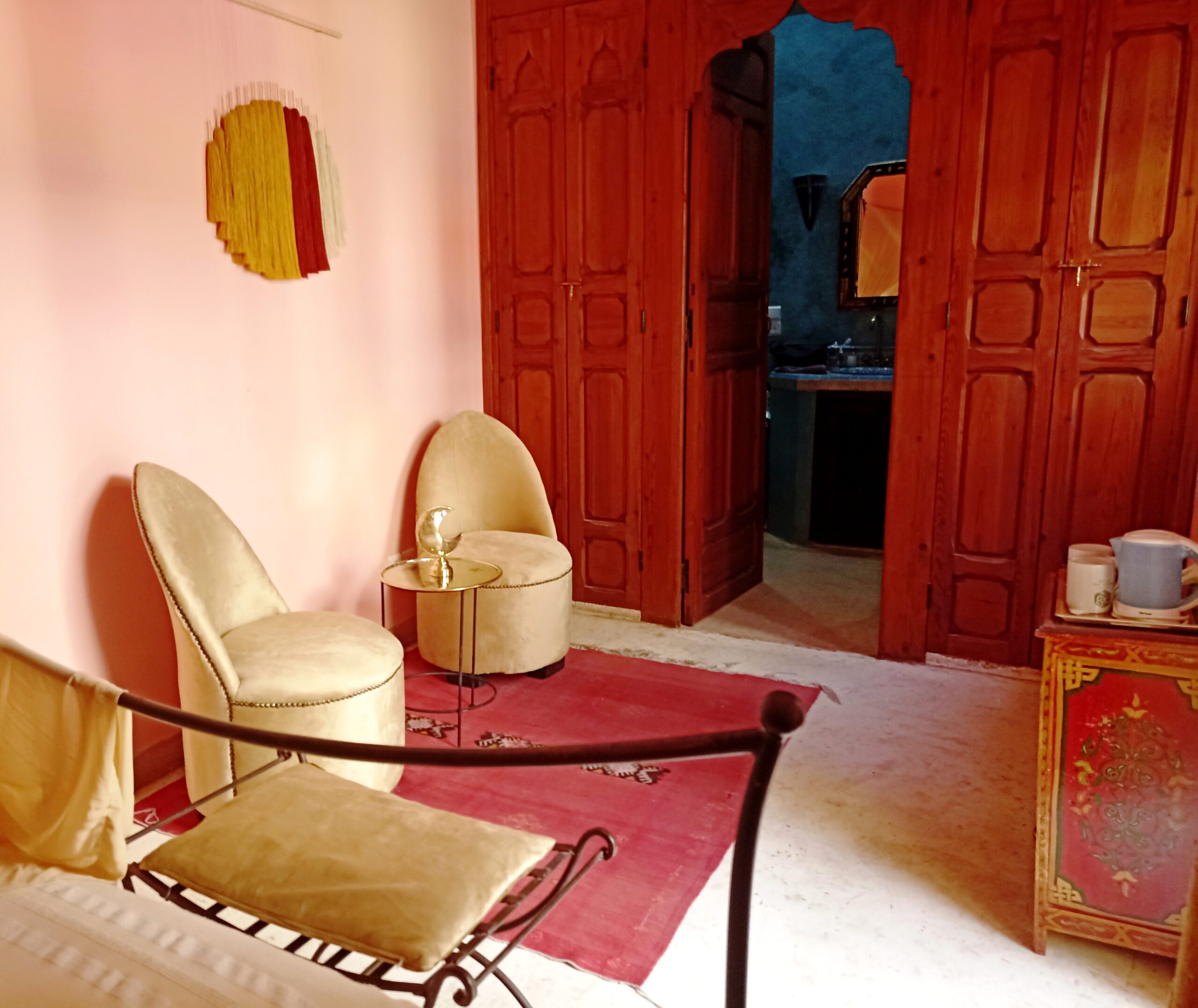 https://www.dartaliwint.com/wp-content/uploads/2023/03/salon-chambre-lune-riad-dar-taliwint-marrakech.jpg