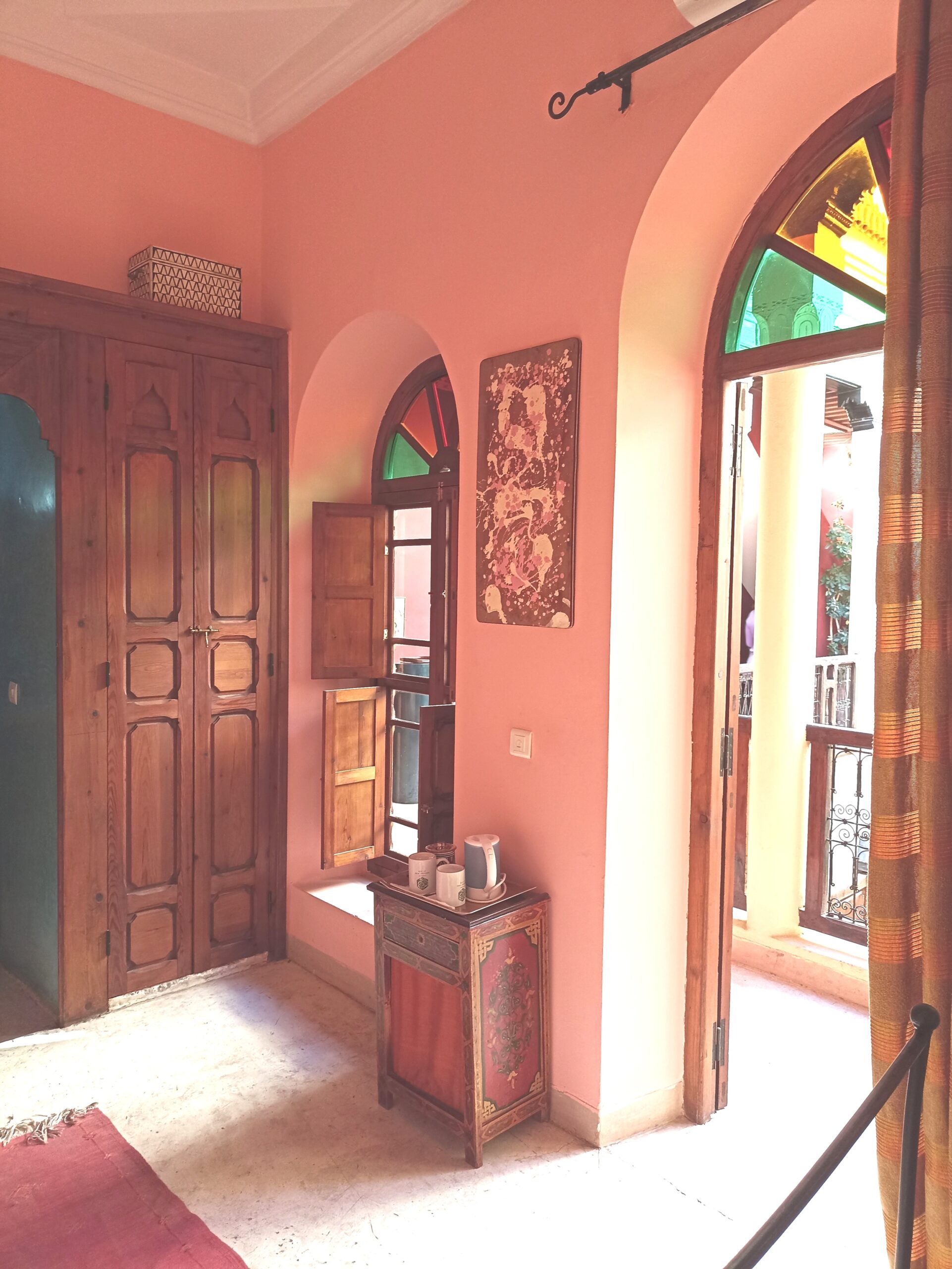 https://www.dartaliwint.com/wp-content/uploads/2023/05/chambre-lune-riad-dar-taliwint-marrakech-porte.jpg