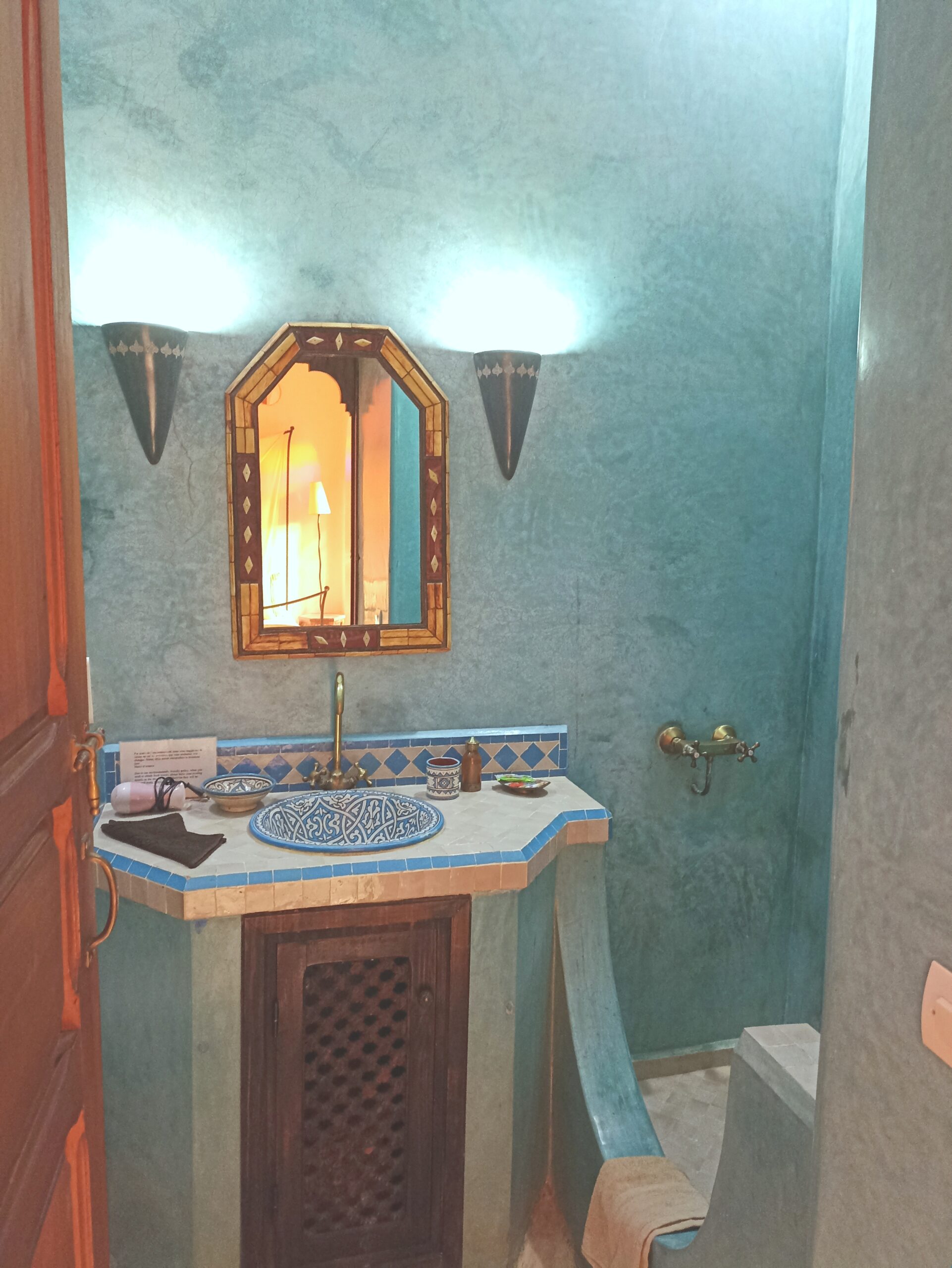 https://www.dartaliwint.com/wp-content/uploads/2023/05/chambre-lune-riad-dar-taliwint-marrakech-salle-de-bains-tadelakt.jpg
