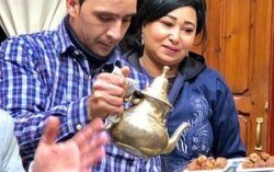 Younes et Saïda servent le thé riaddartaliwint marrakech